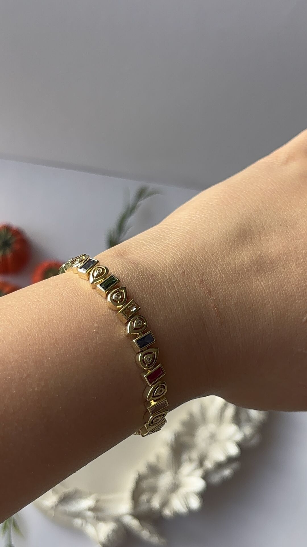 Gold Renkli Taş Detaylı Damla Kadın Bileklik